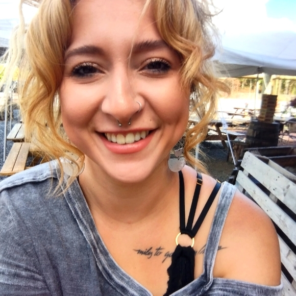 Meet your Posher, Ashlee - Picture 1 of 1